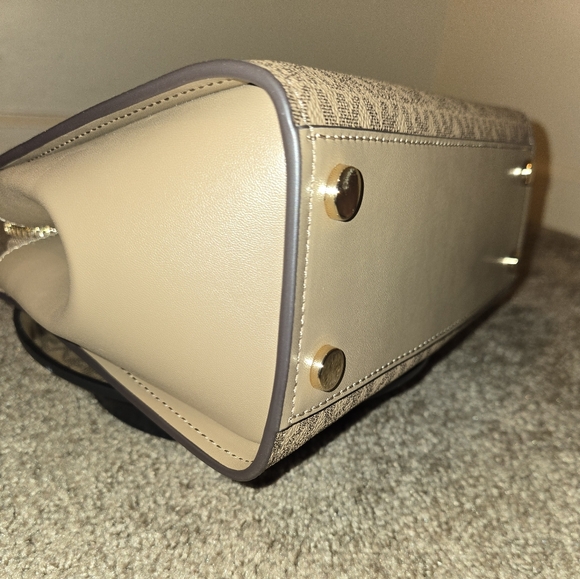 SOLD‼️NWT Michael Kors Marilyn Small Logo Crossbody Bag - Picture 11 of 13